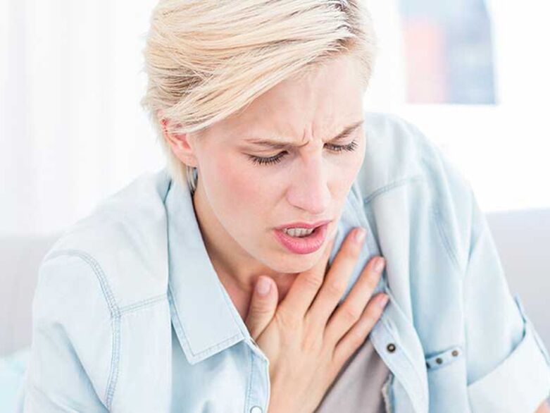 Respirar con osteocondrosis torácica provoca dolor y sensación de constricción. 