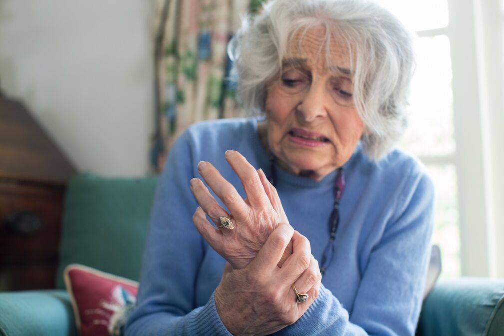 artrosis de las articulaciones de las manos en una anciana