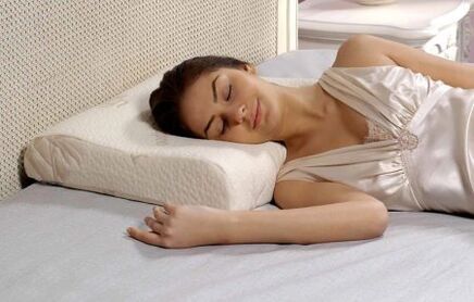 durmiendo sobre una almohada ortopédica con osteocondrosis cervical
