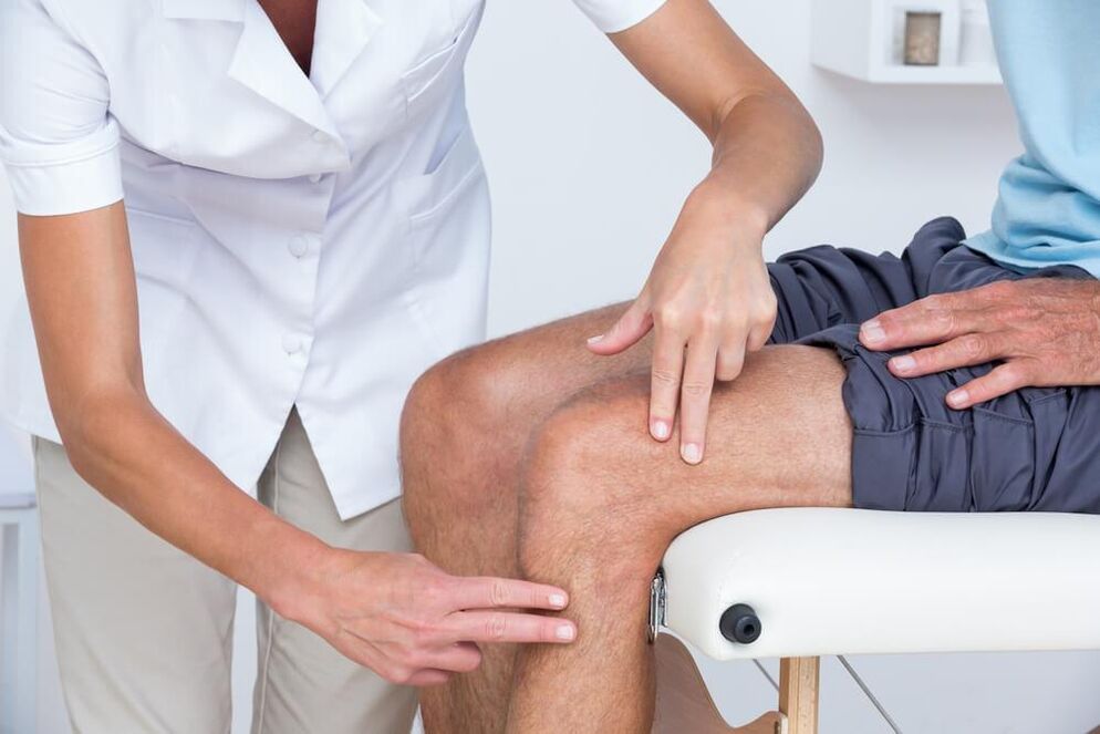 Examen por parte de un médico para diagnosticar artrosis de la articulación de la rodilla. 